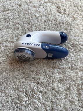 Evercare Fabric Lint Remover in White and Navy